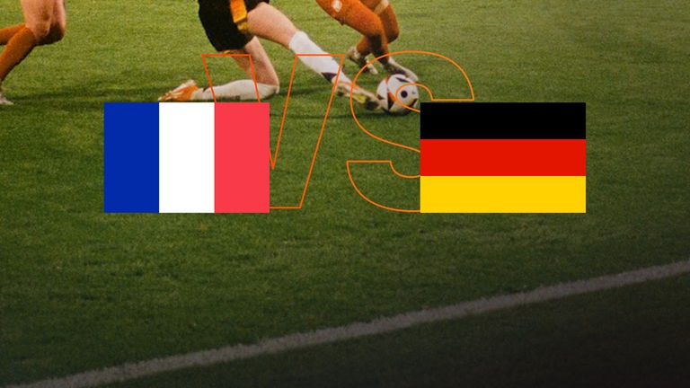 Französische und deutsche Flagge vor grünem Rasen.