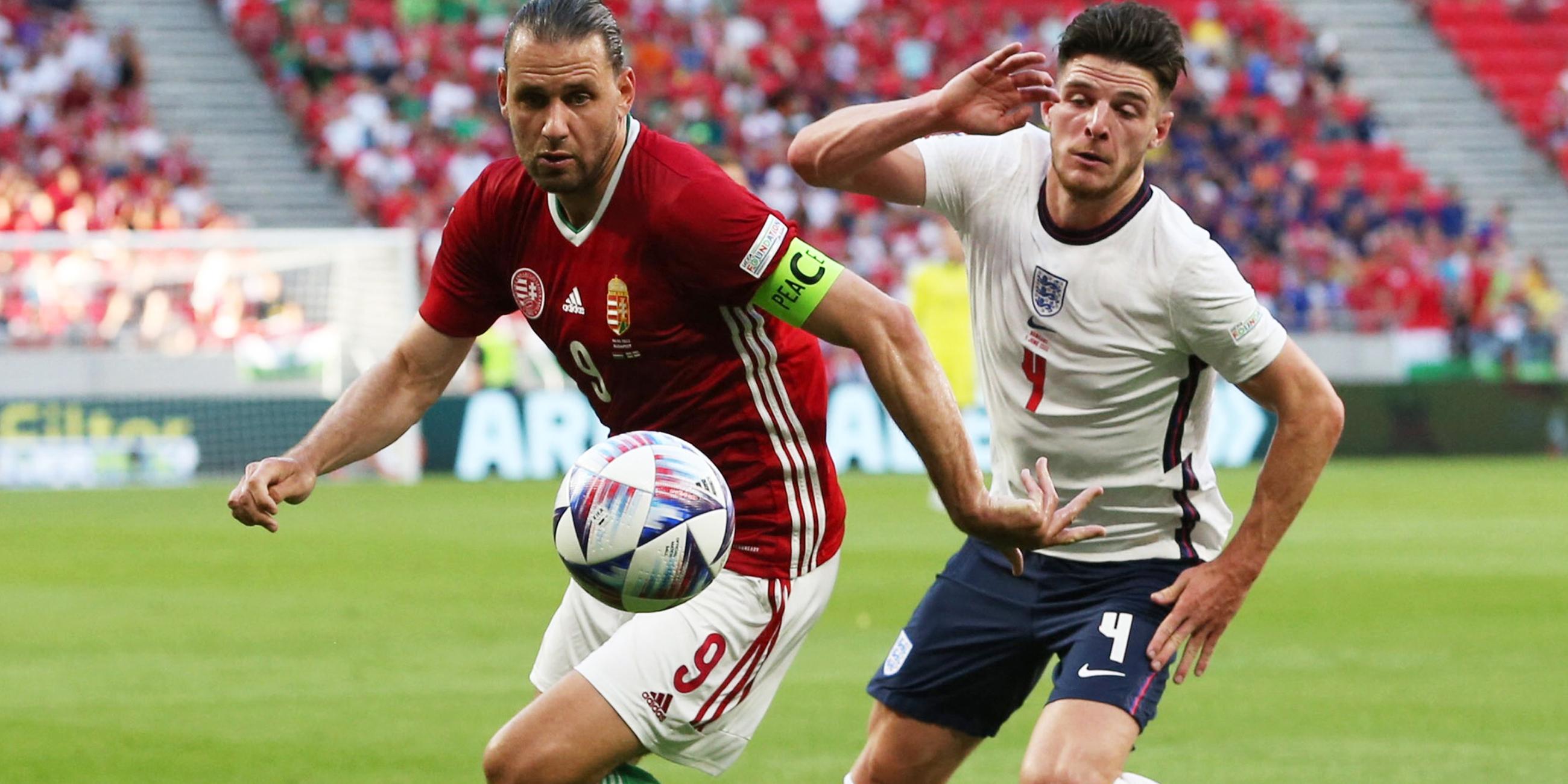 UEFA Nations League - Gruppe C - Ungarn gegen England - Puskas Arena Park, Budapest, Ungarn - 4. Juni 2022 Ungarns Adam Szalai im Einsatz mit Englands Declan Rice