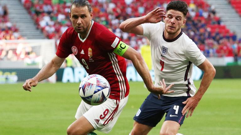UEFA Nations League - Gruppe C - Ungarn gegen England - Puskas Arena Park, Budapest, Ungarn - 4. Juni 2022 Ungarns Adam Szalai im Einsatz mit Englands Declan Rice