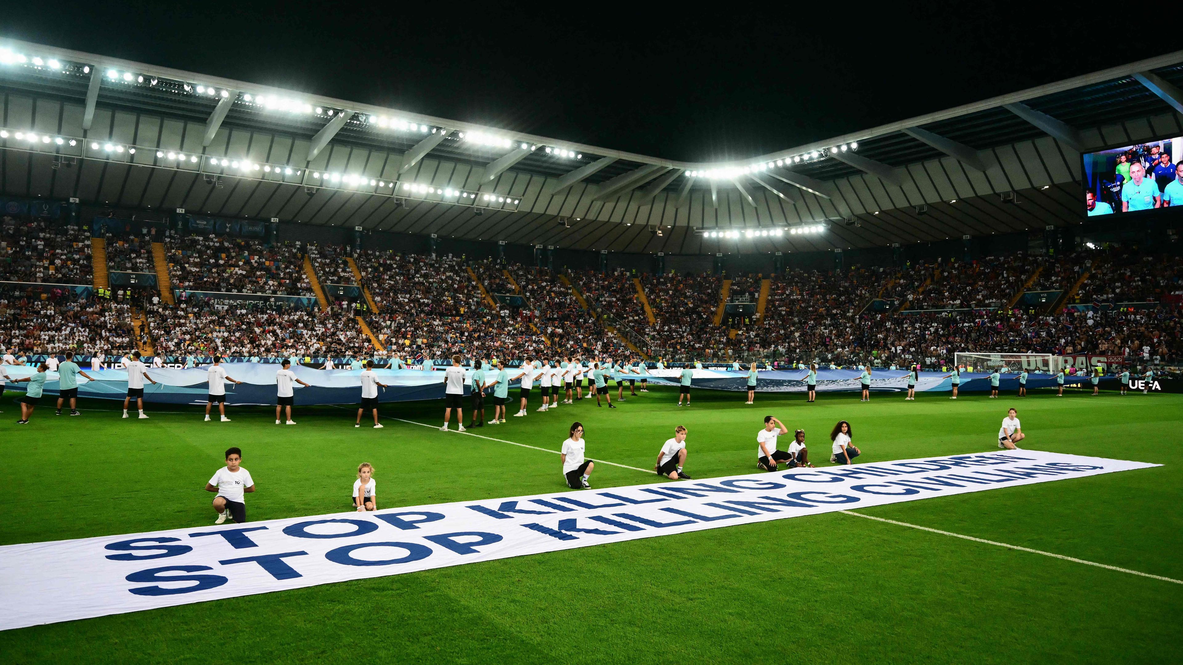 Banner beim UEFA-Supercup 