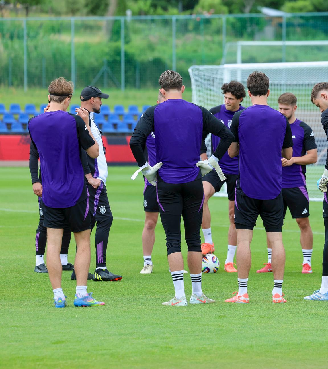 U-21 Bundestrainer Antonio Di Salvo häelt vor dem Training eine Ansprache