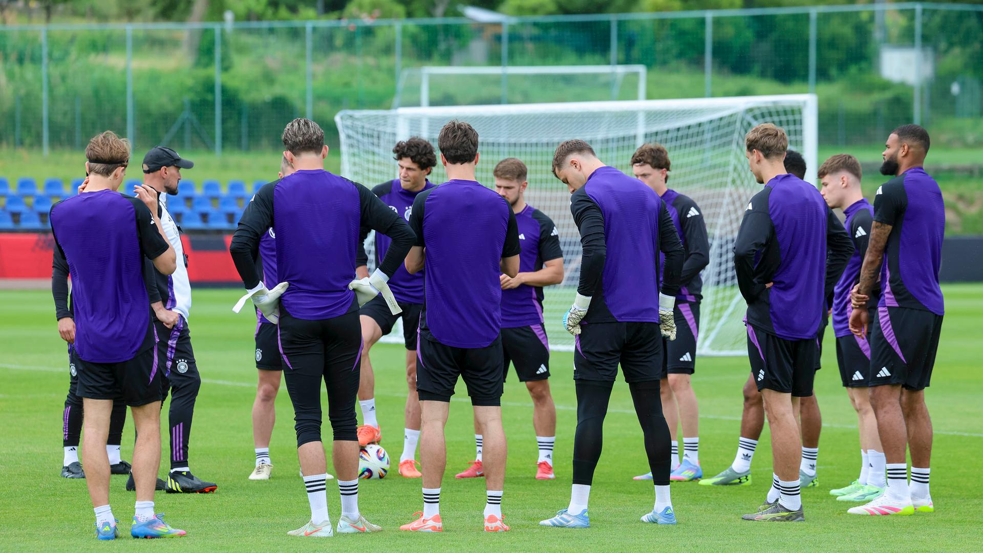 U-21 Bundestrainer Antonio Di Salvo häelt vor dem Training eine Ansprache