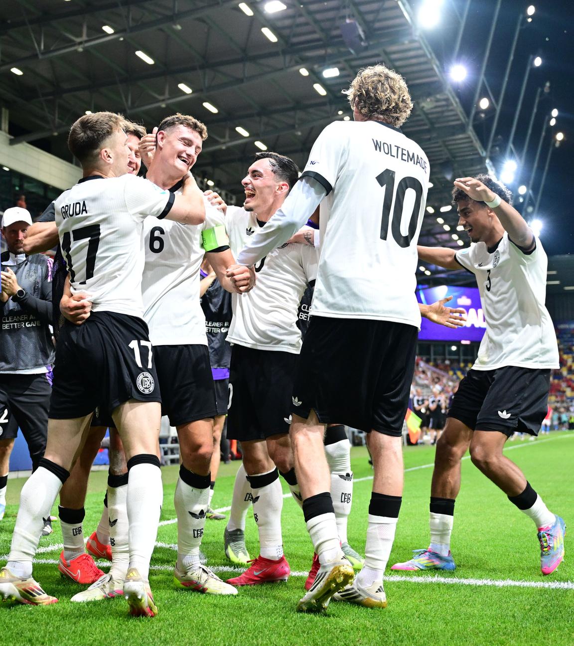 Jubelnde Fußballer des deutschen Fußballteams bei dem 0:4 gegen Tschechien am 15.06.2025 in der Slowakei. 