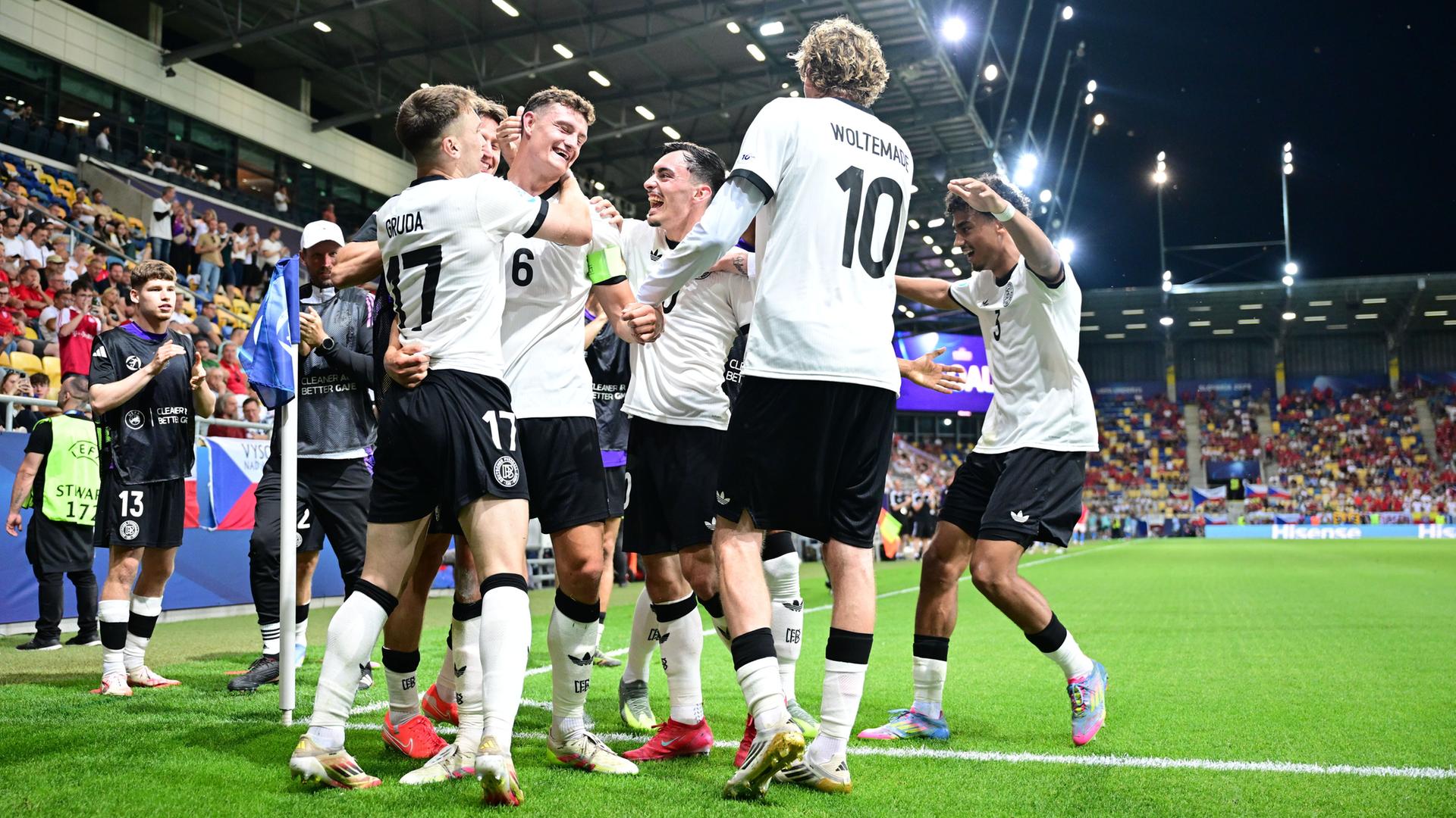 Jubelnde Fußballer des deutschen Fußballteams bei dem 0:4 gegen Tschechien am 15.06.2025 in der Slowakei. 