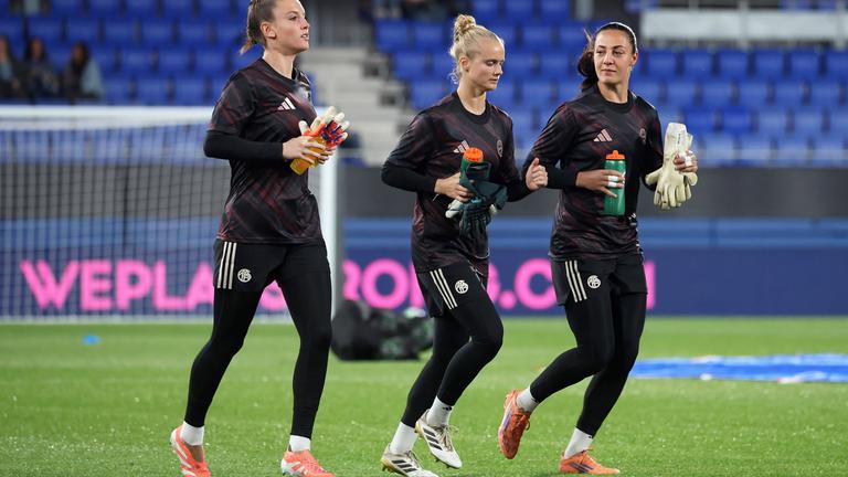 UEFA, CL, Women: FC Barcelona - Bayern München: Maria Luisa Grohs, Ena Mahmutovic und Anna Klink trainieren vor dem Spiel