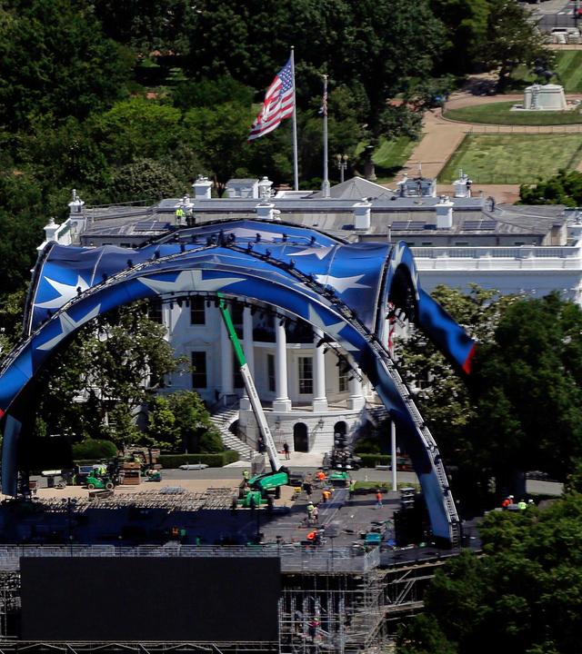 Arbeiter setzen den Bau des Käfigs für einen zukünftigen UFC-Kampf auf dem South Lawn vor dem Weißen Haus fort. 
