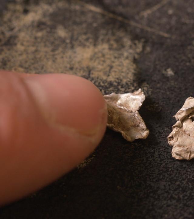 "UFOs Declassified - Die Geheimakten: Roswell, New Mexiko": Metallisches Material in Nahaufnahme.