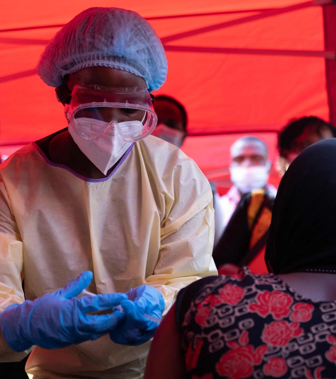 Eine Krankenschwester verabreicht einem Freiwilligen die erste Injektion des Ebola-Sudan-Impfstoffs.