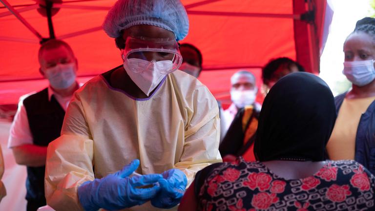 Eine Krankenschwester verabreicht einem Freiwilligen die erste Injektion des Ebola-Sudan-Impfstoffs.