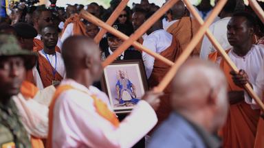 Jüngster König der Welt in Uganda beigesetzt