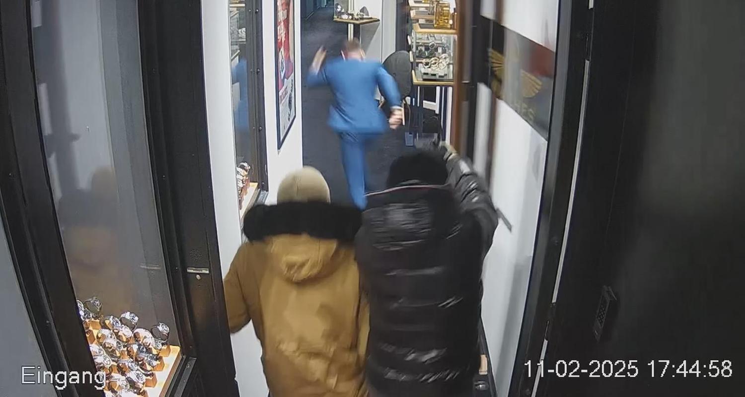Mitte Februar überfielen zwei Diebe ein Uhrengeschäft in Oldenburg. Nun fahndet die Polizei mit den Bildern der Überwachungskameras nach ihnen.