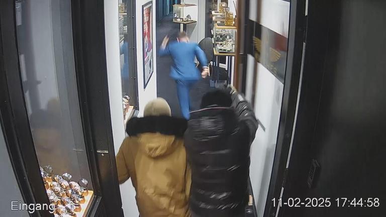 Mitte Februar überfielen zwei Diebe ein Uhrengeschäft in Oldenburg. Nun fahndet die Polizei mit den Bildern der Überwachungskameras nach ihnen.
