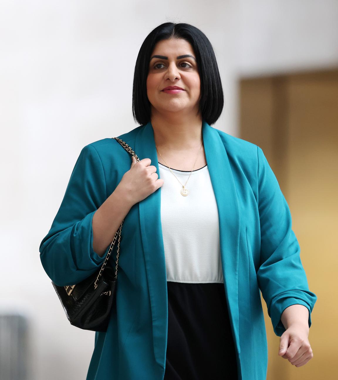 Innenministerin Mahmood in hellblauem Blazer und mit Handtasche