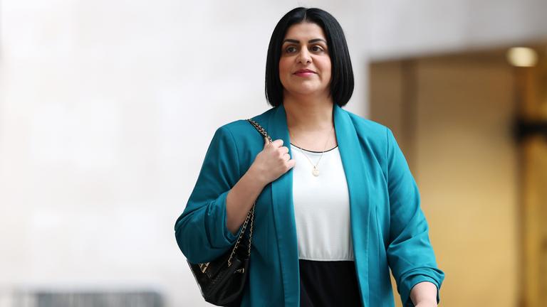 Innenministerin Mahmood in hellblauem Blazer und mit Handtasche