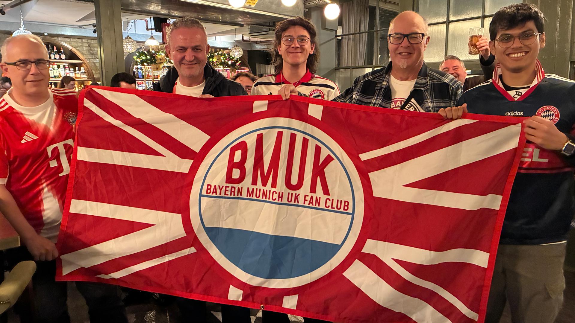 Scott, Chafic, Jack, Andy, Aditya v.l. Die Britischen Fans der Bayern vor dem Spiel in einem Pub.