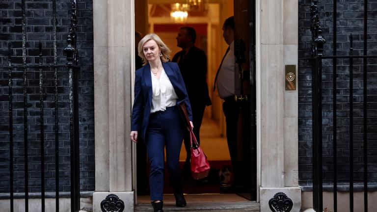Britische Außenministerin Liz Truss verlässt Downing Street nach Treffen mit Boris Johnson