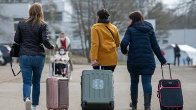 Drei aus der Ukraine stammende Frauen gehen in der Landeserstaufnahmestelle für Flüchtlinge (LEA) in Ellwangen zu ihrem Quartier.