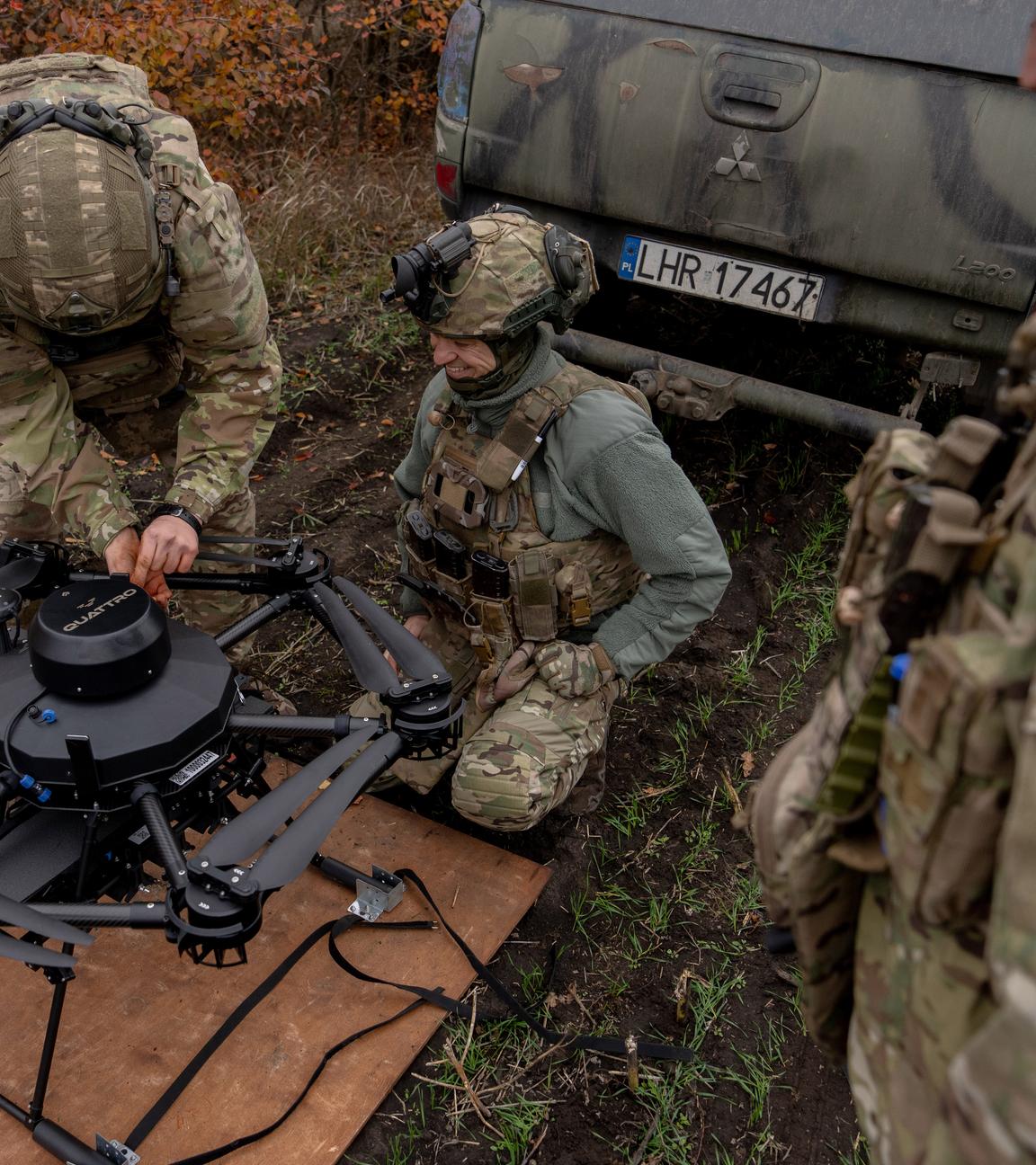 Drei Ukrainische Soldaten auf einem Panzer  bereiten eine Vampir-Drohne vor