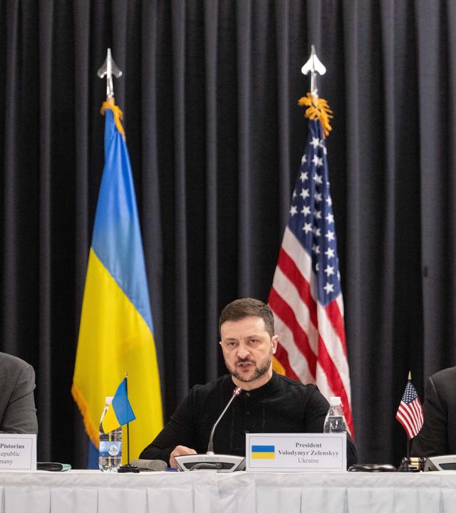Zu sehen sind Boris Pristorius, Lloyd Austin und Wolodymyr Selenskyj in der US Airbase Ramstein