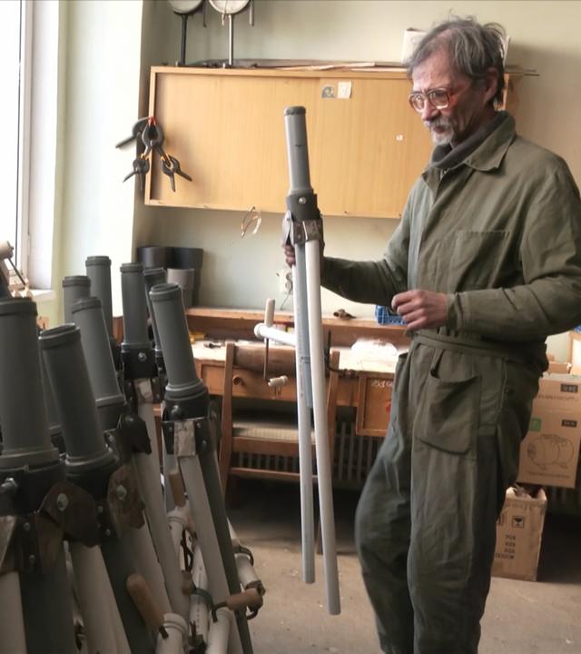 Soldat mit Fake-Waffen