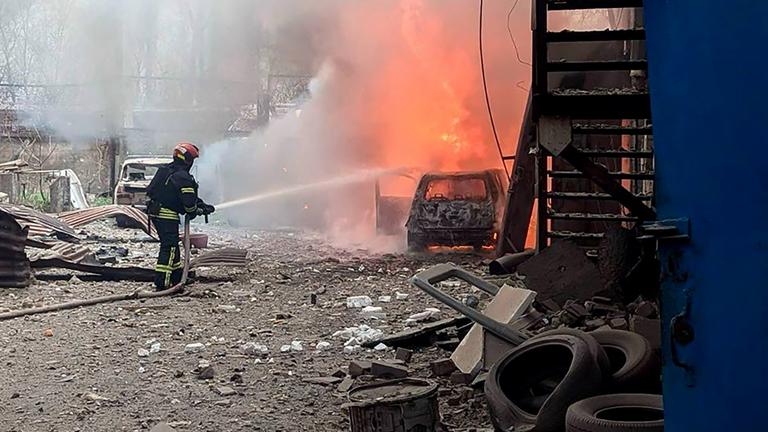 Feuerwehr löscht brennendes Auto