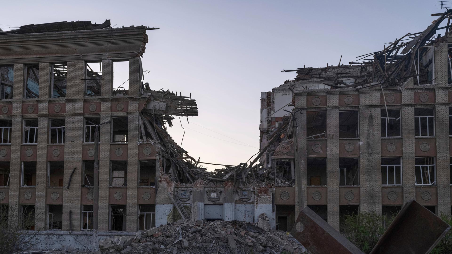 Zerstörtes Stadtzentrum von Kostjantyniwka in der Umgebung von Donezk, Ukraine.