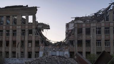 Zerstörtes Stadtzentrum von Kostjantyniwka in der Umgebung von Donezk, Ukraine.