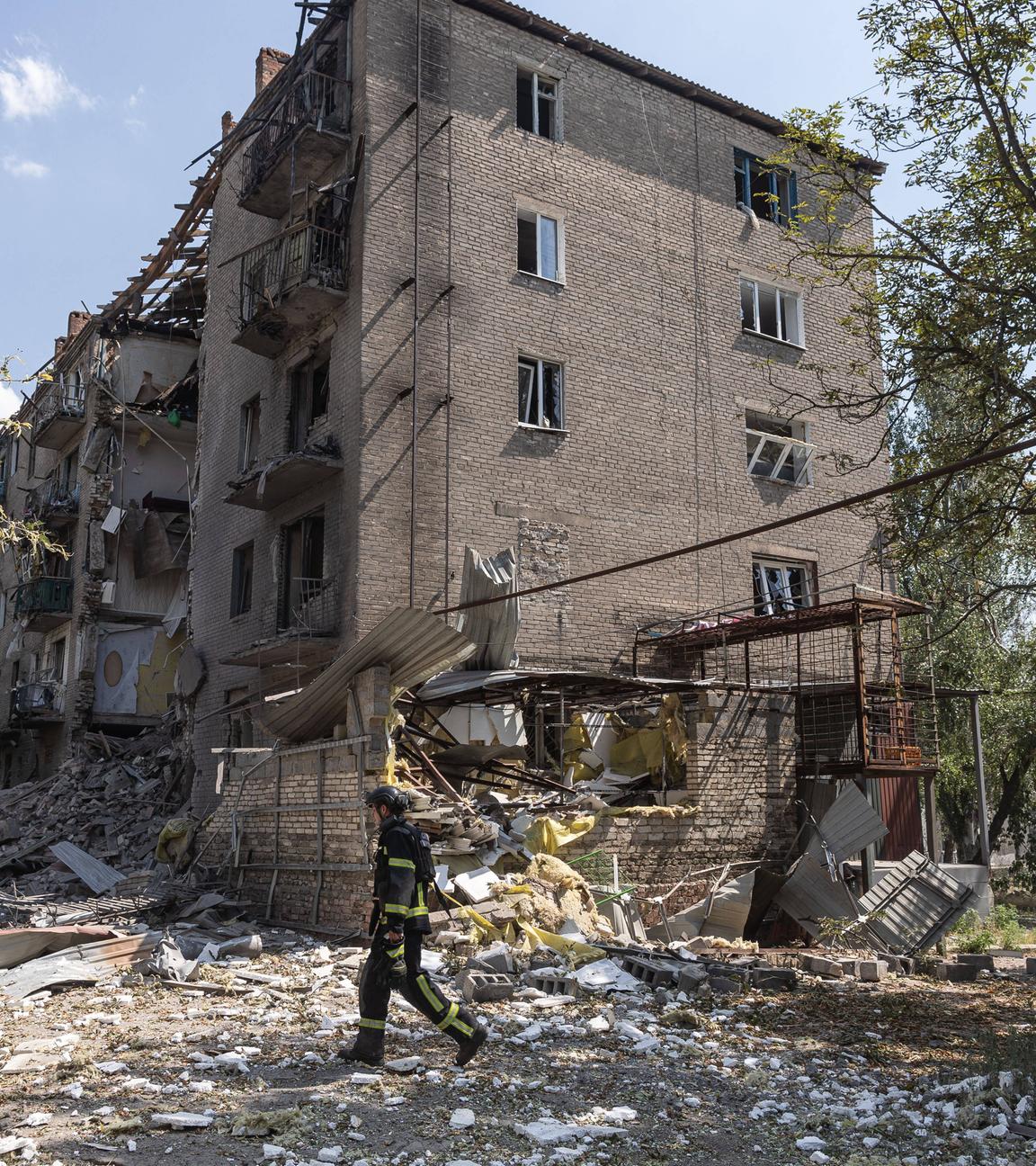 Ukrainische Rettungskräfte löschen Brand nach russischem Beschuss in Kostjantyniwka.