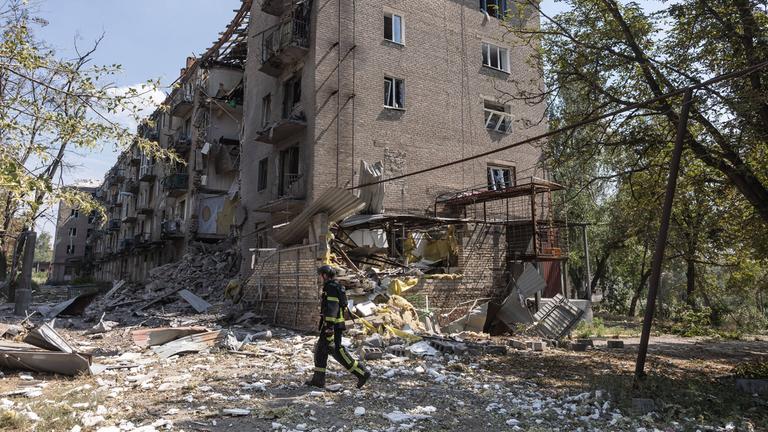 Ukrainische Rettungskräfte löschen Brand nach russischem Beschuss in Kostjantyniwka.