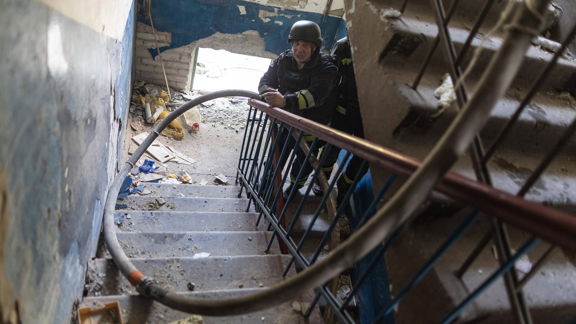 Ukrainische Rettungskräfte löschen Brand nach russischem Beschuss in Kostjantyniwka.