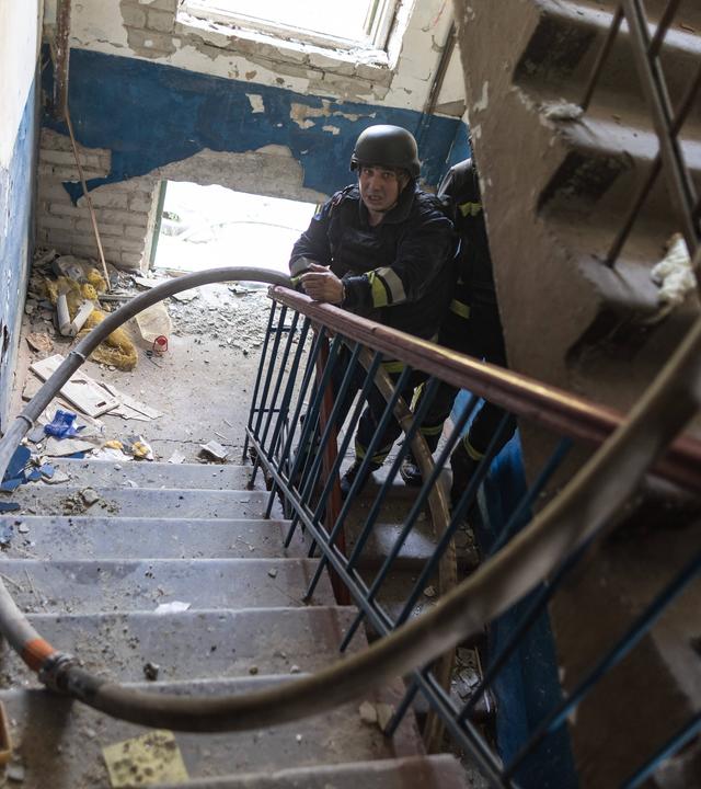 Ukrainische Rettungskräfte löschen Brand nach russischem Beschuss in Kostjantyniwka.