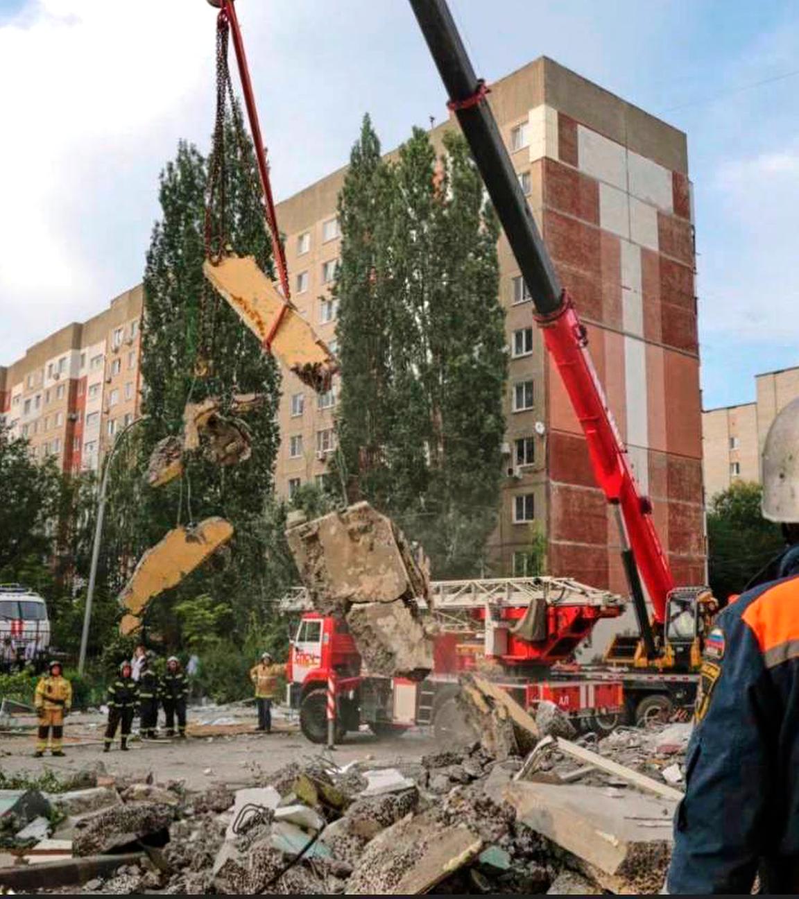 Auf diesem Foto, das am Samstag, dem 26. Juli 2025, vom Pressedienst des russischen Katastrophenschutzministeriums veröffentlicht wurde, sind Rettungskräfte am Ort einer Explosion in einem Wohnhaus in Saratow, Russland, bei der Arbeit zu sehen.