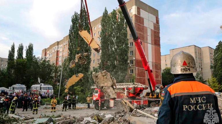 Auf diesem Foto, das am Samstag, dem 26. Juli 2025, vom Pressedienst des russischen Katastrophenschutzministeriums veröffentlicht wurde, sind Rettungskräfte am Ort einer Explosion in einem Wohnhaus in Saratow, Russland, bei der Arbeit zu sehen.