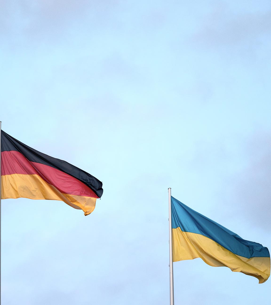 21.05.2022, Rheinland-Pfalz, Mainz: Eine deutsche (l) und eine ukrainische Flagge wehen im Wind. 