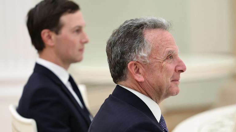 US-Sonderbeauftragter Steve Witkoff (r) und Jared Kushner, Schwiegersohn von US-Präsident Trump, bei einem Gespräch mit dem russischen Präsidenten Putin