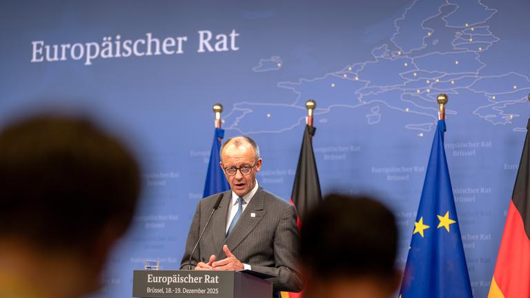 Bundeskanzler Friedrich Merz (CDU) spricht bei der Pressekonferenz nach dem EU-Gipfel. 