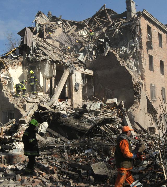Rettungskräfte suchen am 25. April 2026 in Dnipro (Ukraine) unter den Trümmern eines vierstöckigen Wohnblocks nach Überlebenden, der durch einen russischen Raketenangriff zerstört wurde. Russische Streitkräfte führten in der Nacht einen großangelegten Raketen- und Drohnenangriff auf die Stadt in der Zentralukraine durch, bei dem fünf mehrstöckige Gebäude, eine Industrieanlage, eine Tankstelle, ein Geschäft sowie private Pkws beschädigt wurden. Der Tod von vier Menschen wurde bestätigt, während die Zahl der Verletzten auf 27 gestiegen ist – darunter zwei Kinder. Möglicherweise befinden sich noch weitere Menschen unter den Trümmern, während die Such- und Rettungsarbeiten weiterhin andauern.