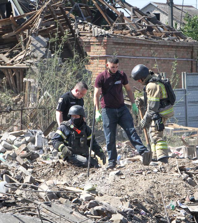 Bei den russischen Luftangriffen wurden zahlreiche Gebäude zerstört, mindestens acht Menschen kamen ums Leben.