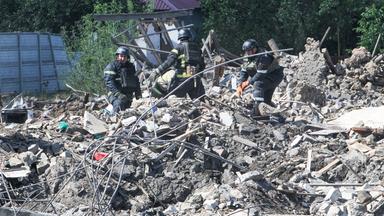 Ukrainische Rettungskräfte suchen unter den Trümmern eines eingestürzten Wohnhauses nach Überlebenden.