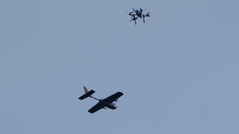 Ukraine: Eine Jäger-Drohne fängt eine Zieldrohne während einer Übung.