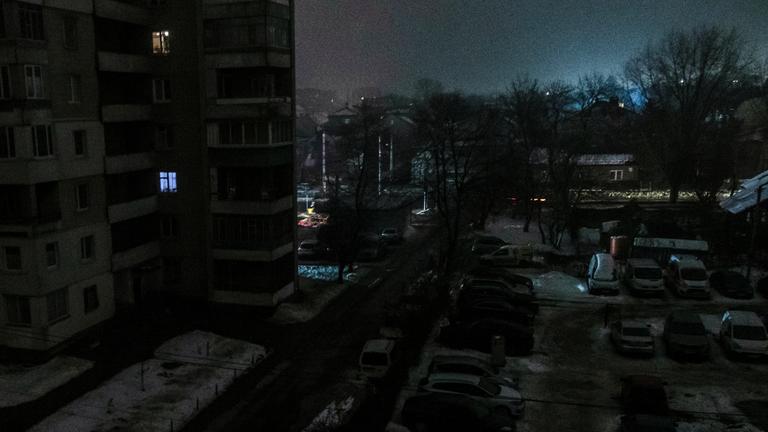 Eine von einem Stromausfall betroffene Wohnsiedlung im ukrainischen Lviv