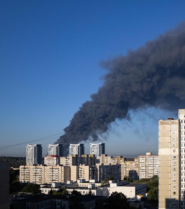 Eine Rauchwolke hängt nach einem russischen Angriff über Kiew