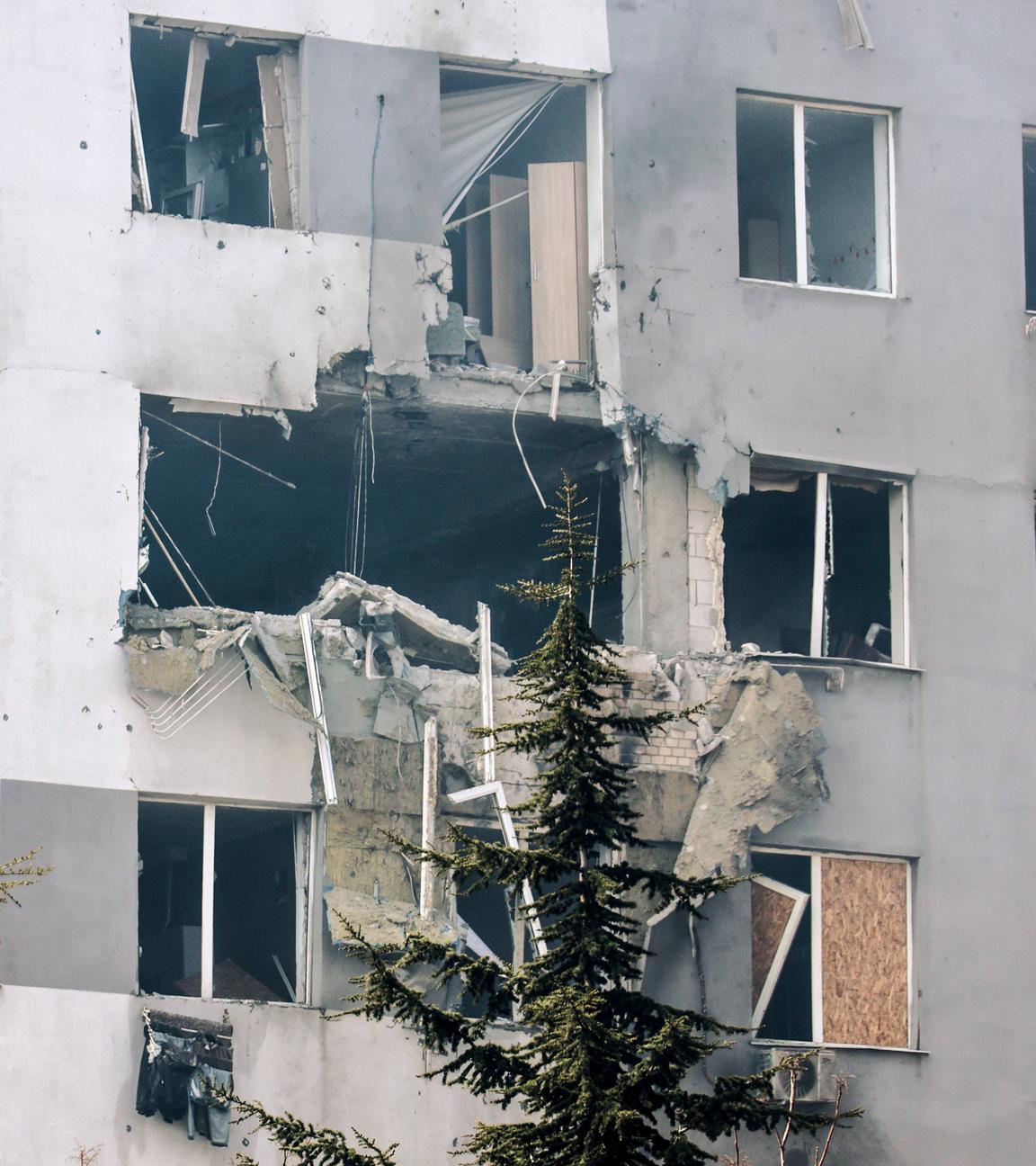 Ein durch einen russischen Angriff zerstörtes Wohnhaus in der Ukraine.