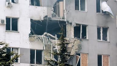 Ein durch einen russischen Angriff zerstörtes Wohnhaus in der Ukraine.