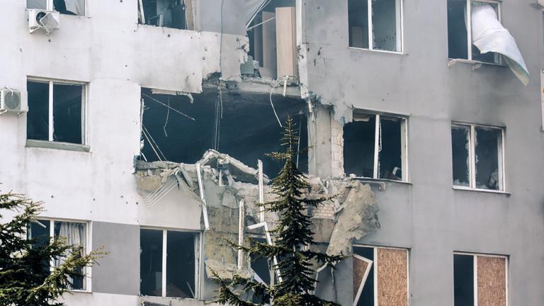 Ein durch einen russischen Angriff zerstörtes Wohnhaus in der Ukraine.
