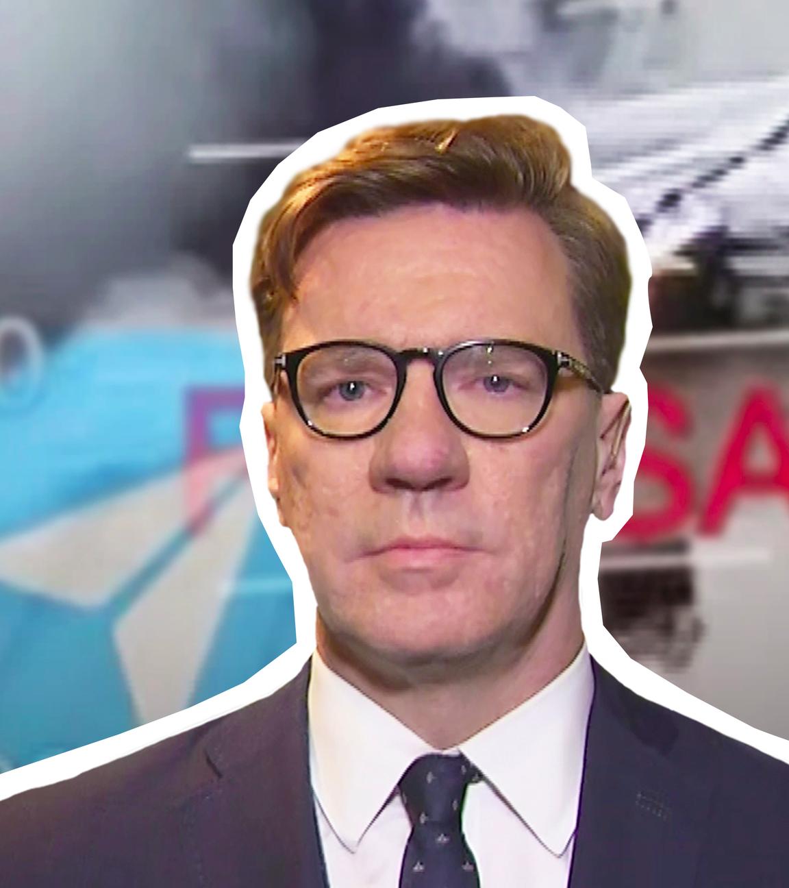 Militärexperte Nico Lange vor einem Bild des Drohnenangriffs in Russland