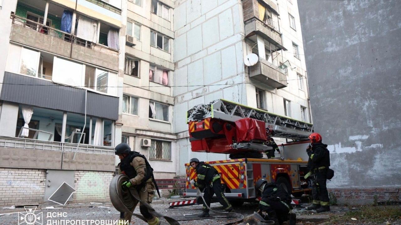 Auf diesem Foto arbeiten Rettungskräfte an einem Wohnhaus, das bei einem russischen Angriff auf Dnipro in der Ukraine beschädigt wurde.