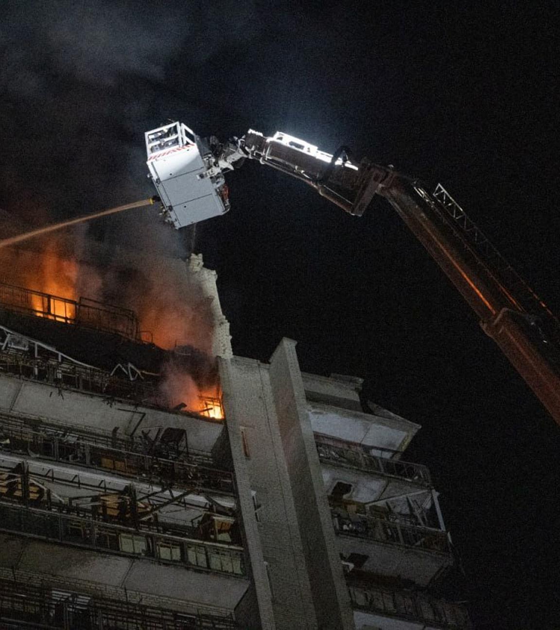 Rettungskräfte löschen ein Feuer in einem Wohnhaus, das durch einen russischen Angriff in Sumy, Ukraine, beschädigt wurde. 