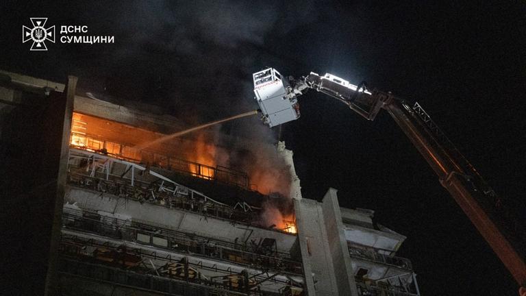 Rettungskräfte löschen ein Feuer in einem Wohnhaus, das durch einen russischen Angriff in Sumy, Ukraine, beschädigt wurde. 