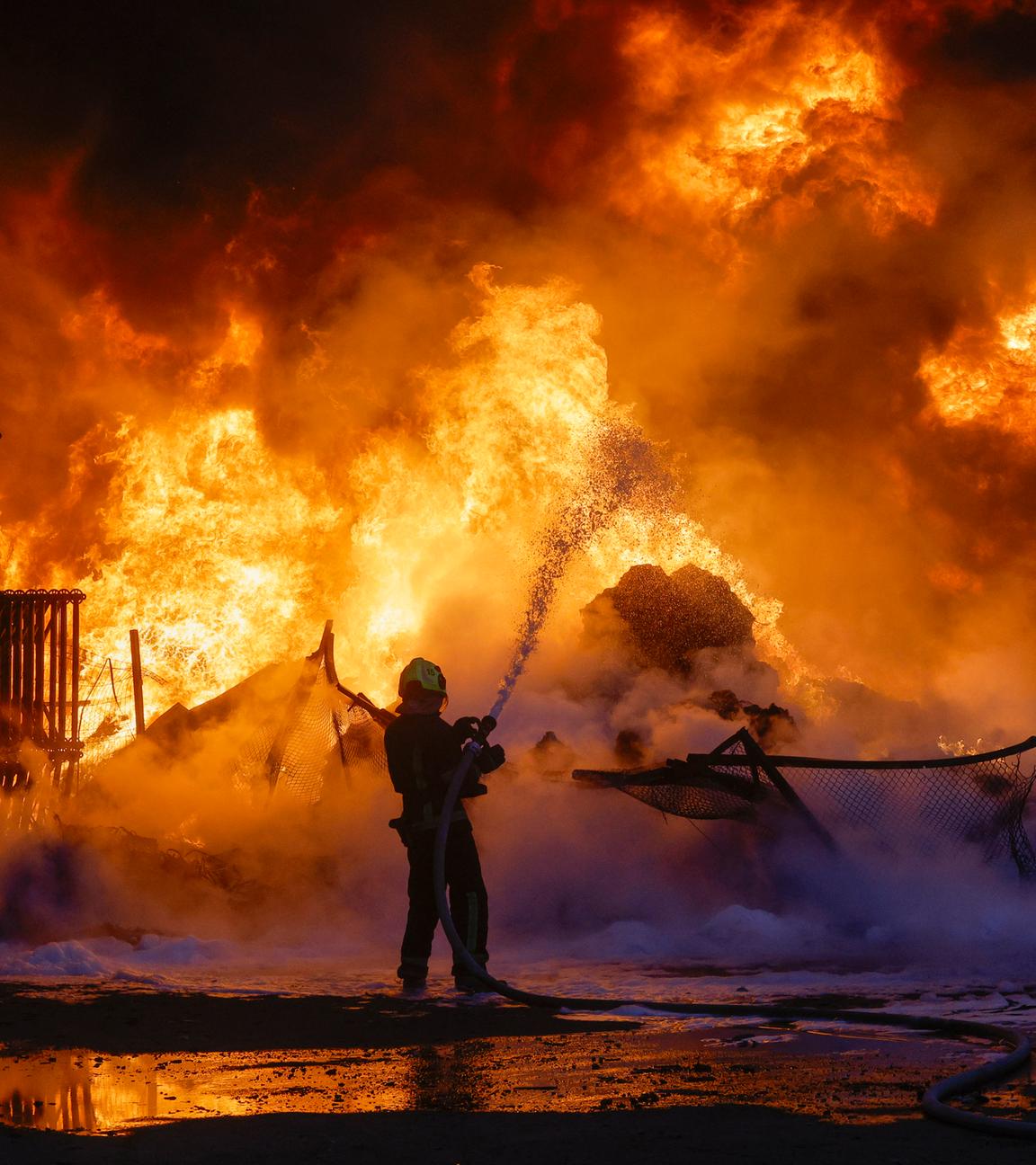 Ukrainische Rettungskräfte sind inmitten der russischen Invasion am Ort eines russischen Angriffs in Kiew im Einsatz.